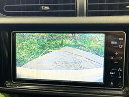 【バックカメラ】駐車時に後方がリアルタイム映像で確認できます。大型商業施設や立体駐車場での駐車時や、夜間のバック時に大活躍！運転スキルに関わらず、今や必須となった装備のひとつです！
