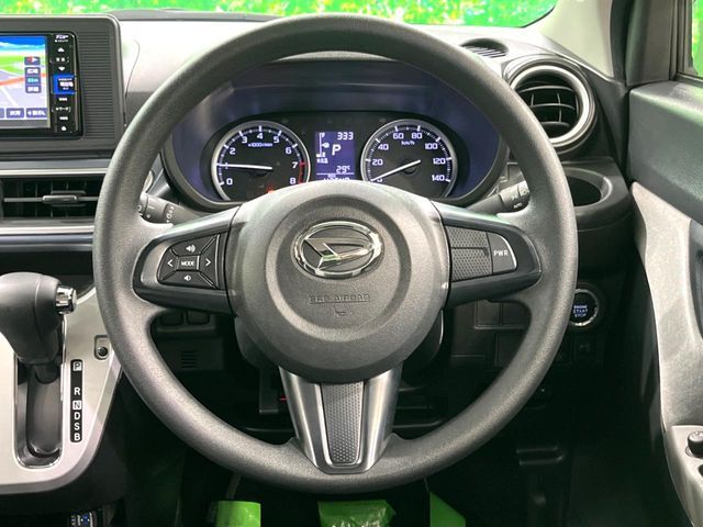 インテリアに合わせたデザインのステアリングは、運転される方のことも考え、運転しやすい形状、大きさです。是非一度、実際に触ってお確かめください。