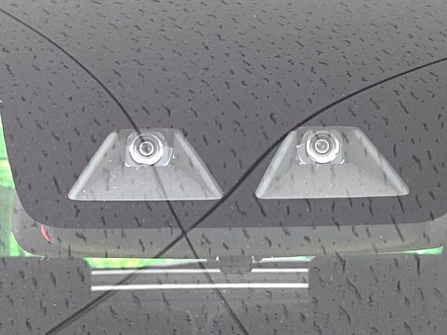 【スマートアシスト】走行中に前方の車両等を認識し、衝突しそうな時は警報とブレーキで衝突回避と被害軽減をアシスト。より安全にドライブをお楽しみいただけます。