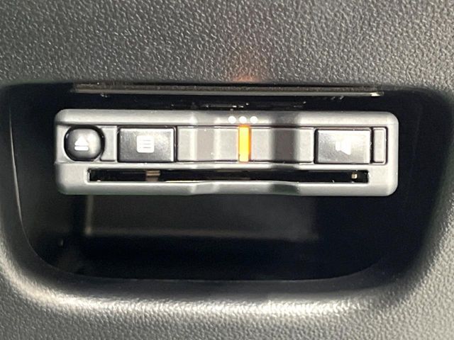 インテリアに合わせたデザインのステアリングは、運転される方のことも考え、運転しやすい形状、大きさです。是非一度、実際に触ってお確かめください。