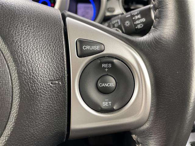 【衝突軽減ブレーキ】衝突するおそれが高い場合、音と光で注意して強いブレーキングを行い、衝突回避・被害軽減を支援します。機能には限界があるためご注意ください。