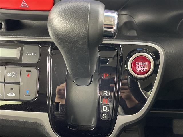 【シフトレバー】シフトも操作しやすく快適なドライブを楽しんでいただけます！