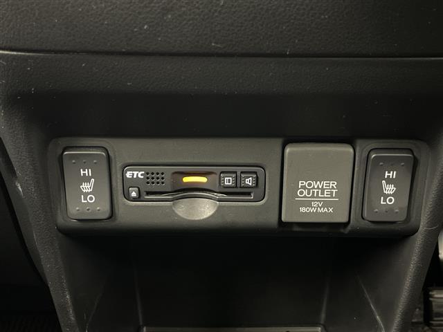 【ETC】有料道路を利用する際に料金所で停止することなく通過できる、ETC車載器（ノンストップ自動料金収受システム機器）が装備されています。セットアップを行うことで利用可能になります。