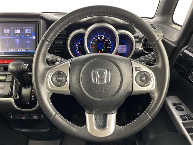 【ステアリングリモコン】手元のボタンから、オーディオやナビなどの操作ができるので、よそ見をせずに安全に運転に集中できます！