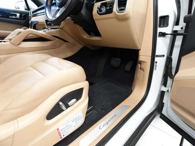 ポルシェセンター足立では、屋外展示場の他、ストックヤードにて保管を致しております車両がございます。ご面倒をお掛け致しますが、ご来店前にご一報を頂けますとお待たせせずご案内をさせて頂けます。