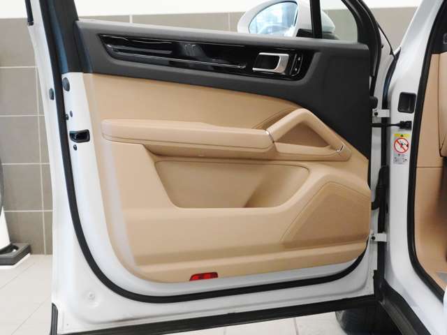 ポルシェセンター足立では、最新のCI基準に則った最新設備でお客様の大切なお車をメンテナンスさせて頂きます。ご納車後も安心をお届けさせて頂けるよう体制をとっております。