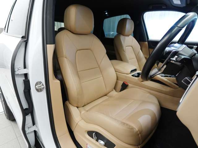 ポルシェセンター足立の車両は、内外装クリーニングを標準装備と致しております。専門スタッフが作業を行います。別途、有償にてボディコーティング、内装コーティングもご用意致しております。