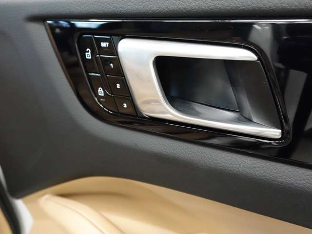 ご納車後は、日本全国のポルシェ正規ディーラー整備工場にてアフターメンテナンスをお受け頂きますことが可能となります。