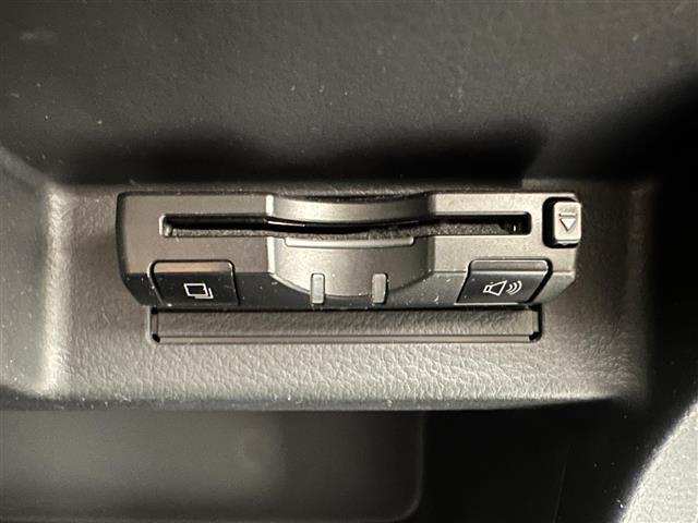 【ETC】有料道路を利用する際に料金所で停止することなく通過できる、ETC車載器（ノンストップ自動料金収受システム機器）が装備されています。セットアップを行うことで利用可能になります。