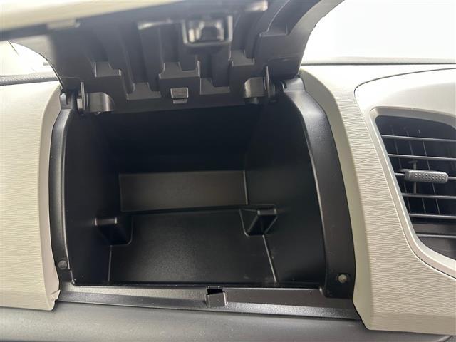 【グローブボックス】車検証ケースや、日頃使う小物類の収納に便利ですね！