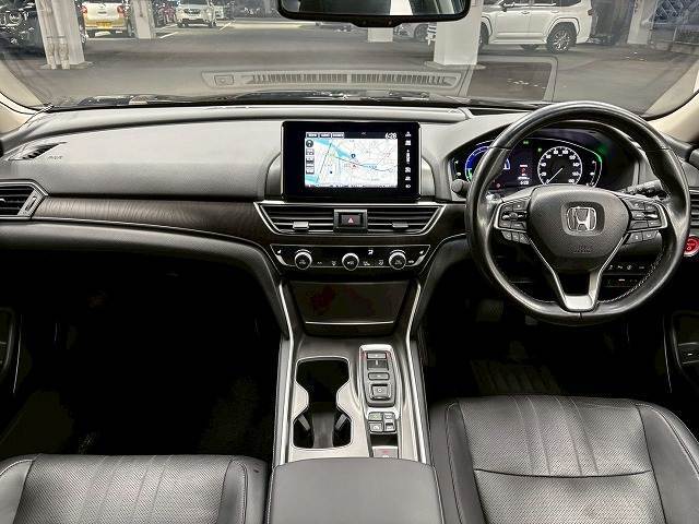 見通しの良いコックピットは普段のドライブに最適。運転しやすいお車となります。
