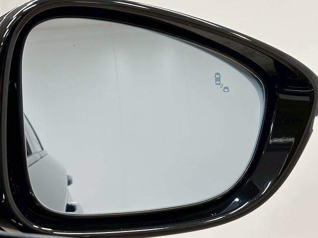 【ブラインドスポットモニター】車線変更時の死角の安全をサポートする装置です。
