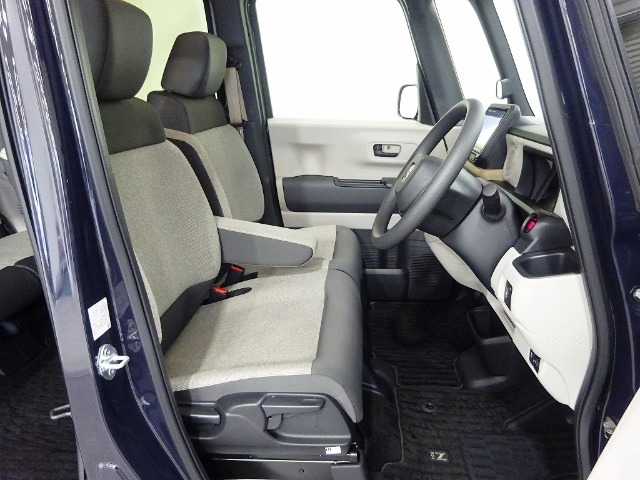 フロントシートはベンチシートです、運転席と助手席の移動が簡単です。真ん中にはアームレストも装備されています！ また運転席シートの高さも調整できます。