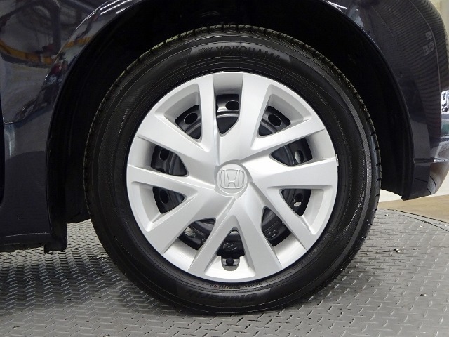 ホイールは車のデザインにマッチした専用タイプです。