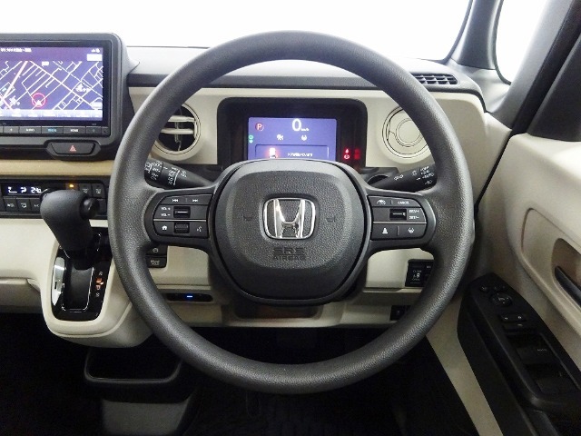 ハンドル左側にはオーディオ操作が出来るオーディオリモートコントロールスイッチ、右側にはHonda SENSINGとオートクルーズコントロールのスイッチを装備！