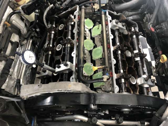 アルファロメオ 3.2V6エンジンのタイミングベルト交換風景です。交換はタイミングツールを使ってしっかり交換致します。