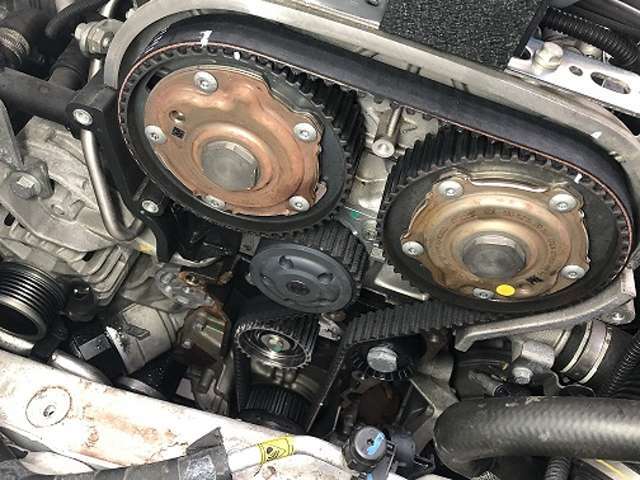アルファロメオ 1750ccエンジンのタイミングベルト交換風景です。交換はタイミングツールを使ってしっかり交換致します。