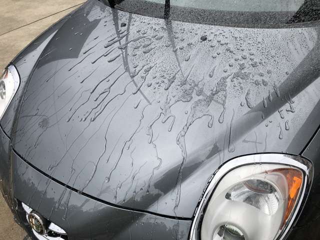汚れが付着しにくく、水滴がスパッと落下するように落ちる撥水する硬質ガラスコーティングパックがオススメです。（画像は当店での施工を実施した車両です）
