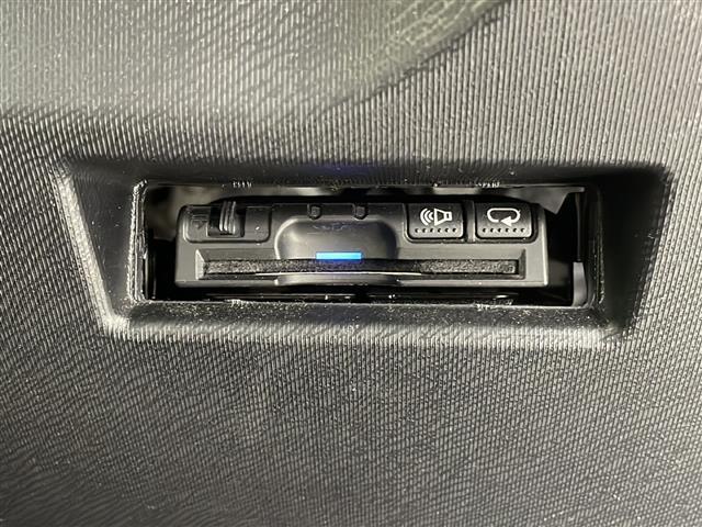 【ETC】有料道路を利用する際に料金所で停止することなく通過できる、ETC車載器（ノンストップ自動料金収受システム機器）が装備されています。セットアップを行うことで利用可能になります。