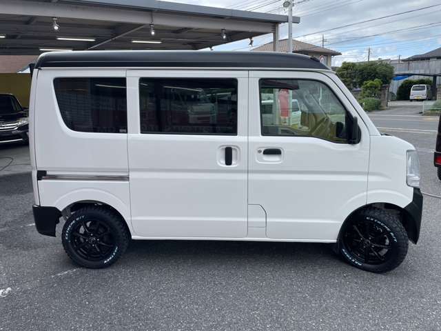 陸運局認証の自社工場にて法定整備を実施致します。車検取得に必要な重量税や自賠責保険もお支払い総額に含まれております。