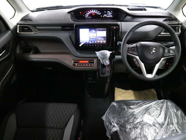 業者によるルームクリーニング実施☆室内の細かい所からエンジンルームまでキレイになった状態でお渡し致します♪