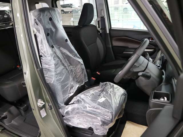 当社販売担当者、仕入担当者、リフトに持ち上げ車検検査員による下廻りチェックをクリアした高品質車を展示しております。