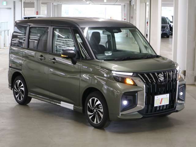 雨が降ってもゆったりと車選びができる全天候型立体展示場！エスカレーター完備！