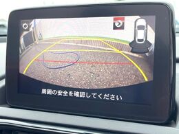 【バックカメラ】駐車時に後方がリアルタイム映像で確認できます。大型商業施設や立体駐車場での駐車時や、夜間のバック時に大活躍！運転スキルに関わらず、今や必須となった装備のひとつです！