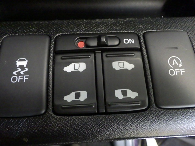 両側電動スライドドア！！荷物で手が塞がる時など簡単にドアの開閉が出来ます！何より力いらずで開閉OK！女性やお年寄りにも優しい♪電動機能はOFFにもできますから元気なお子様の駆け出しも安心！