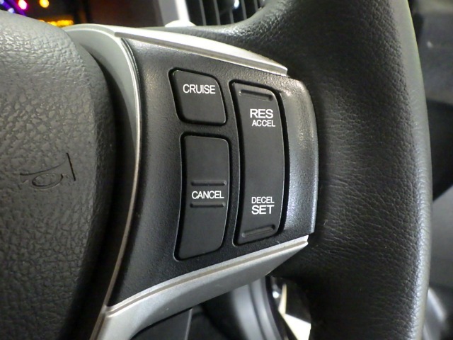 ハンドル右側にはクルーズコントロールのスイッチが装備され運転中の操作も安心して行えます！