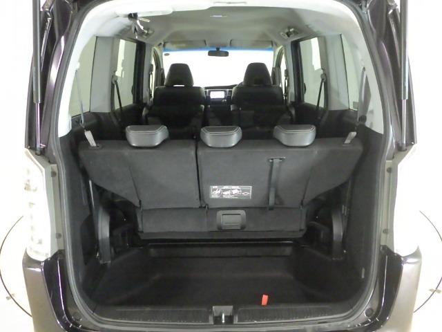 荷室は容量の大きさだけではなく、開口部の低さにもこだわっています。重いものを高く持ち上げる必要がないので、荷物の積み込みがスムーズにできますね。
