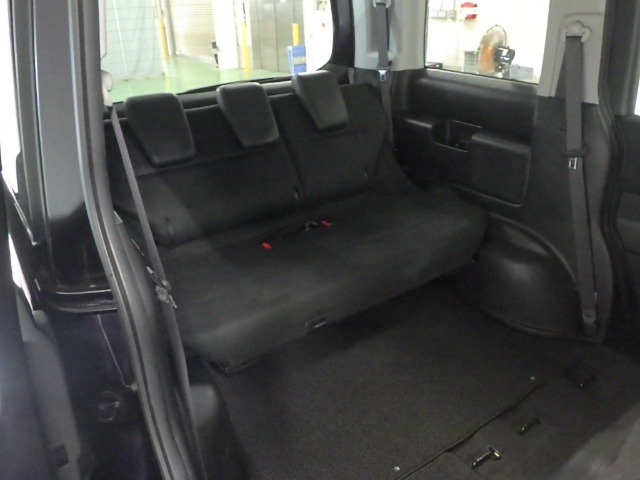 3列目も必要十分な空間を確保しています☆ご家族・仲間同士でロングドライブも楽しめますね♪