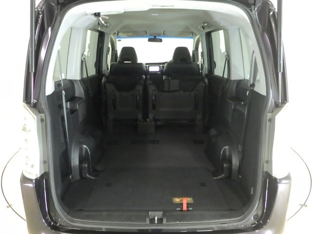 3列目を下部へ収納すればこんなに広々スペースの出来上がり！自転車などの大物も積み込み可能です。