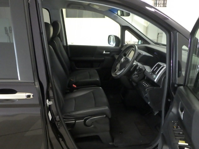 すわり心地の良い運転席・助手席です。長時間のドライブの疲れ軽減に貢献します。どうぞ快適なドライブを♪