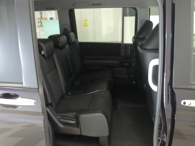 2列目シートもゆったり快適に座っていただけますので、後部座席にお乗りの大切な方も楽しくドライブに参加していただけます☆もちろんチャイルドシートの取り付けにも対応します！