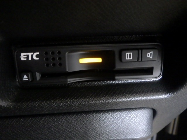 【ETC】便利なETC車載器も装備！高速道路の料金所もスムーズに通過できます。今や必須の装備ですね！（セットアップ費用3300円は別途料金となります）