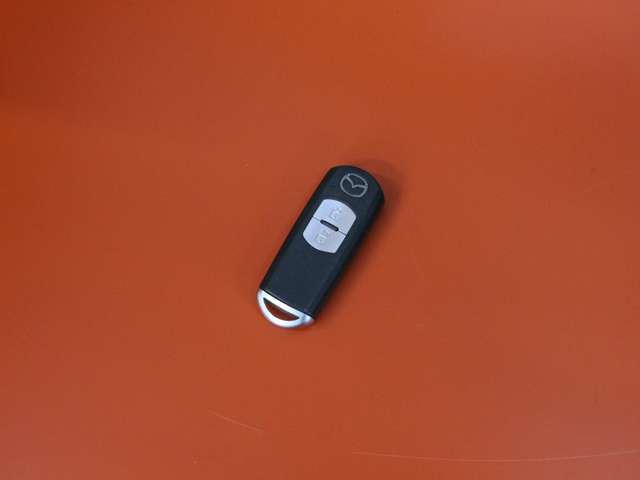 さらにスマートキーも装備されていてお車の高額装備のひとつです！！カバンの中から鍵を探す手間もなくすぐに開閉できます！両手が荷物で塞がっている時や雨のときなど便利ですね！