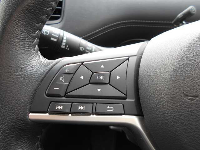 CDやテレビの音量調節が簡単に行える、ステアリングスイッチ付き車です。ハンドル操作部で調節可能です。