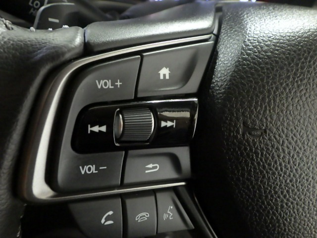 ハンドルにオーディオの操作スイッチが装備されています！視線を前方から外さずハンドルから手を離さずに操作できるのでとっても安全ですね♪