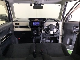 パーキングブレーキはフット式なので運転席と助手席の間はすっきり、移動も楽々です。さっと手が届く位置にATセレクトレバーやエアコンスイッチなどがあり操作性に優れています