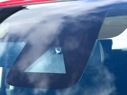 【エマージェンシーブレーキ】走行中に前方の車両等を認識し、衝突しそうな時は警報とブレーキで衝突回避と被害軽減をアシスト。より安全にドライブをお楽しみいただけます。