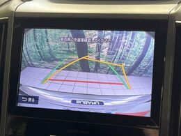【バックカメラ】駐車時に後方がリアルタイム映像で確認できます。大型商業施設や立体駐車場での駐車時や、夜間のバック時に大活躍！運転スキルに関わらず、今や必須となった装備のひとつです！