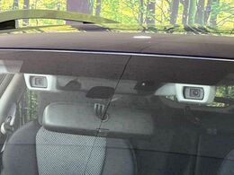 【アイサイトVer2】前方の車両等を検知し、衝突しそうな時は警報で注意を促し、ブレーキを踏む力をサポート。ブレーキを踏めなかった場合は衝突被害軽減ブレーキが作動、衝突回避をサポートします。