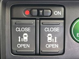 【両側パワースライドドア】スマートキーや運転席のスイッチで後席両側スライドドアの開閉が可能♪電動だから力を入れてドアを開ける必要が無く、小さなお子様でも簡単に開け閉めでき快適です♪
