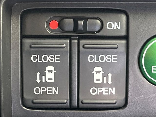 【両側パワースライドドア】スマートキーや運転席のスイッチで後席両側スライドドアの開閉が可能♪電動だから力を入れてドアを開ける必要が無く、小さなお子様でも簡単に開け閉めでき快適です♪