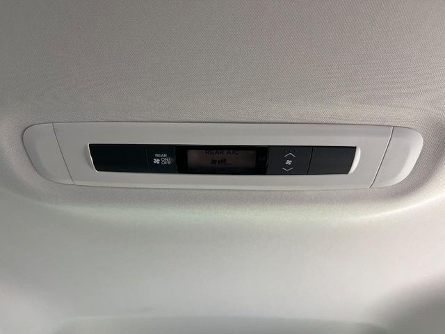 【リアオートエアコン】広い後部座席には必須の機能！風量や温度を自動で調整し前席と同様な車内環境にしてくれるリアオートエアコンを装備。夏の暑さも冬の寒さもストレスなく快適にお過ごしいただけます♪