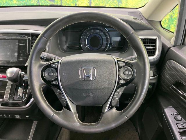 インテリアに合わせたデザインのステアリングは、運転される方のことも考え、運転しやすい形状、大きさです。是非一度、実際に触ってお確かめください。