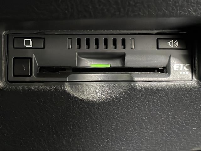 【ETC】有料道路を利用する際に料金所で停止することなく通過できる、ETC車載器（ノンストップ自動料金収受システム機器）が装備されています。セットアップを行うことで利用可能になります。