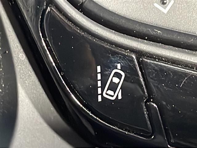 【レーントレーシングアシスト（LTA）】レーダークルーズコントロール使用時に、車線の中央を走るように支援したりお知らせしたりして、車線逸脱を防ぎます！機能には限界があるためご注意ください。