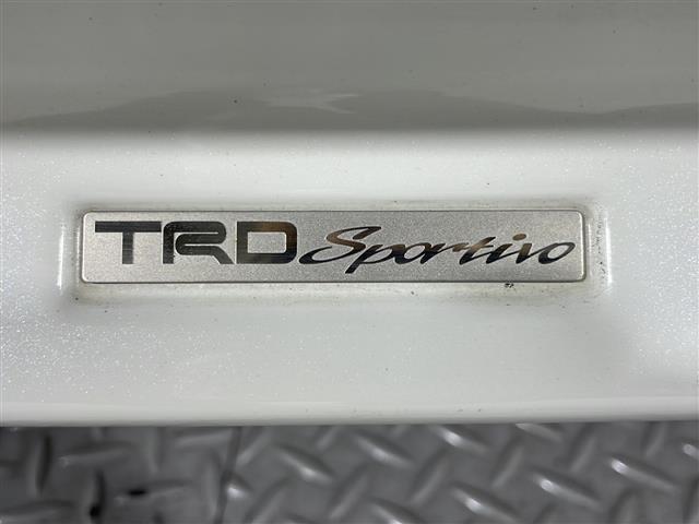 【TRD】トヨタの純正エアロ（ドレスアップパーツ）が装着されています！通常のボディと比べて、迫力のあるフォルムをお楽しみください。